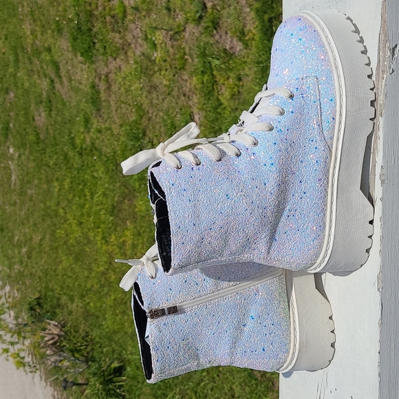 BOOTS BLINGY / SIZE 9, BUT MORE LIKE 8** - Picture 2 of 3